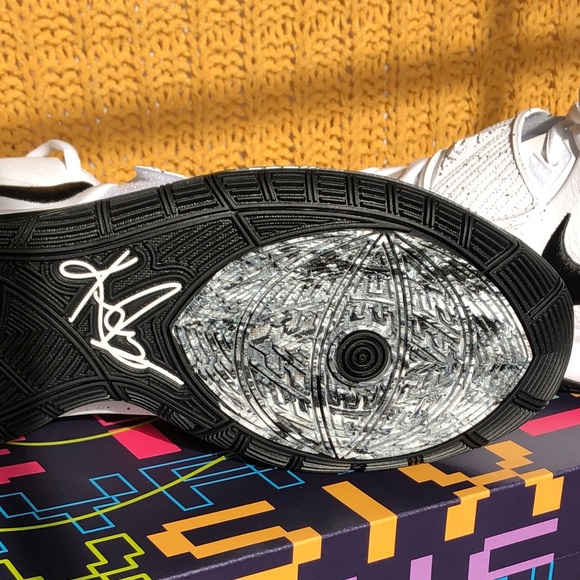 NIB- Nike KYRIE 6 Basketball ~New In Box - Picture 2 of 8